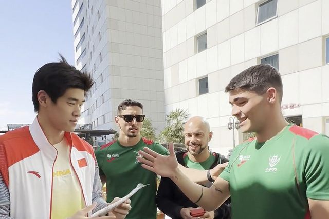 Novo recordista mundial dos 100 livres ofereceu lembrança a Diogo Ribeiro