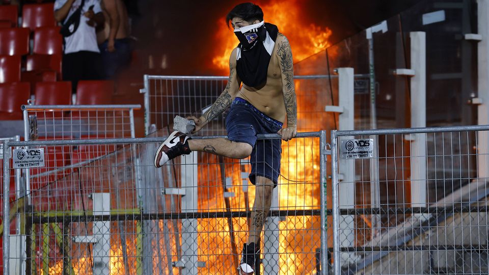 Vídeo e fotos: estreia de Vidal no Colo-Colo manchada por incêndio no estádio
