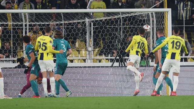 Cabeçada de Tadic coloca Mourinho a sorrir (vídeo)