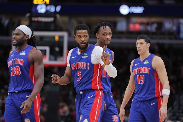 Malik Beasley (Detroit Pistons) festeja depois de um cesto de três pontos frente aos Chicago Bulls