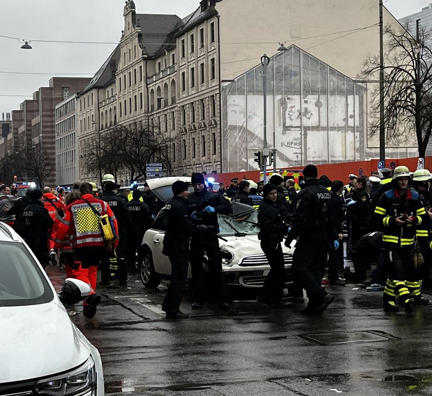 Mini Cooper que invadiu manifestação cercado pelas autoridades