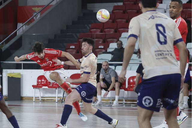 Benfica goleou o Caxinas