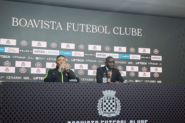 Lito Vidigal fez a antevisão da partida com o Estrela da Amadora, ao lado do presidente da SAD do Boavista, Fary (FOTO: BOAVISTA FC)