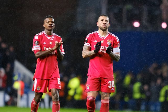 Florentino e Otamendi agradecem aos adeptos do BEnfica após um jogo fora de casa, aplaudindo