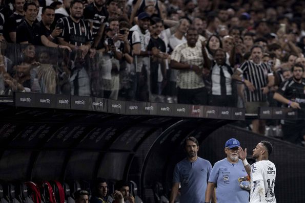 Neymar envia beijos irónicos para a bancada dos adeptos do Corinthians (IMAGO)