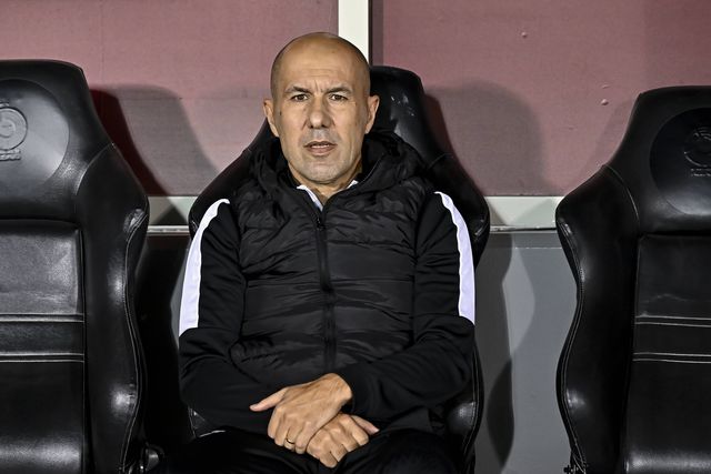 Leonardo Jardim sentado no banco de suplentes