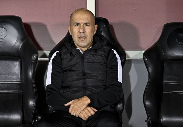 Leonardo Jardim sentado no banco de suplentes