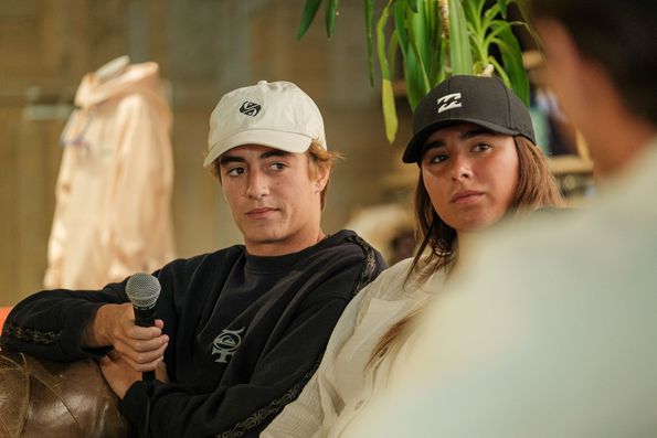 Os surfistas Francisco Ordonhas e Gabriela Dinis na apresentação da Liga Meo 2025. Foto Jorge Matreno