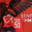 Álvaro Carreras com uma camisola comemorativa dos 50 jogos que já fez pelo Benfica
