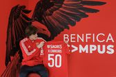 Álvaro Carreras com uma camisola comemorativa dos 50 jogos que já fez pelo Benfica