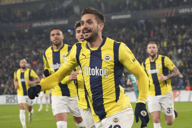 Fenerbahçe de Mourinho dá 'show' em Istambul e fica a um passo dos oitavos