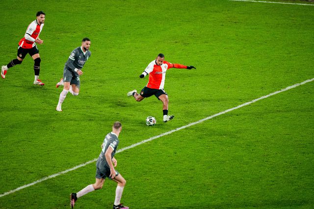 Igor Paixão, do Feyenoord, remate no jogo com o Milan na Liga dos Campeões