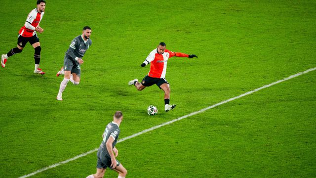 Igor Paixão, do Feyenoord, remate no jogo com o Milan na Liga dos Campeões