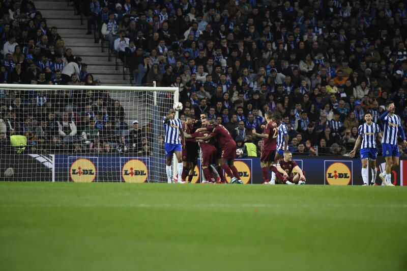 Balde de água fria no Dragão: Roma adianta-se em cima do intervalo (vídeo)