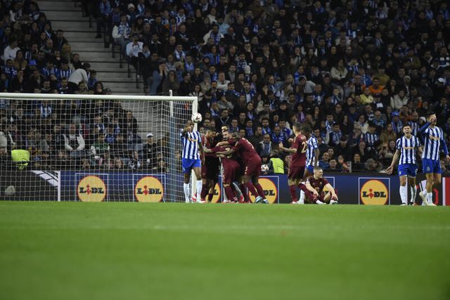 Balde de água fria no Dragão: Roma adianta-se em cima do intervalo (vídeo)