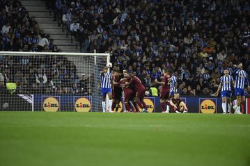 Balde de água fria no Dragão: Roma adianta-se em cima do intervalo (vídeo)
