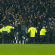 Adeptos do Everton celebram golo de James Tarkowski, que sentenciou o empate no dérbi com o Liverpool (Foto: IMAGO)