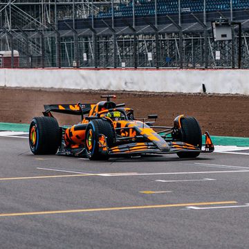 McLaren antecipa-se e apresenta carro de 2025 com pintura de camuflagem