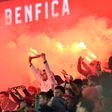 Adeptos do Benfica deflagrar objetos de pirotecnia durante um jogo no estádio da luz