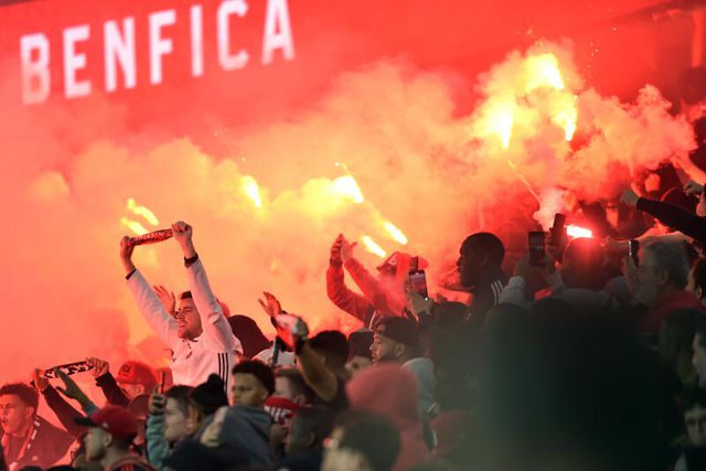 Adeptos do Benfica deflagrar objetos de pirotecnia durante um jogo no estádio da luz