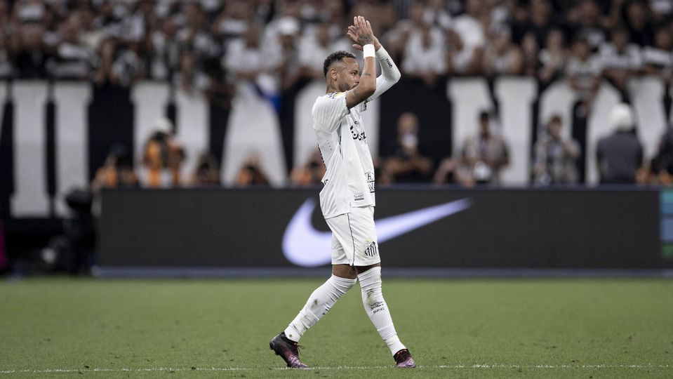 Neymar reage com ironia aos apupos da torcida do Corinthians, que venceu o Santos por 2-1 no Campeonato Paulista (foto: IMAGO)