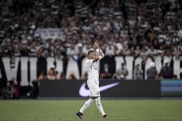 Neymar teve pormenor delicioso, arrancou sorrisos à árbitra e enviou beijos para a bancada (vídeo)