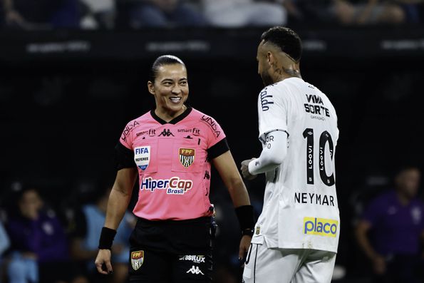 Neymar arranca sorriso à árbitra do Corinthians-Santos, Edina Batista (foto: IMAGO)
