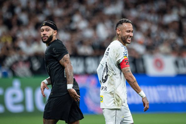 Memphis Depay e Neymar no Corinthians-Santos (foto: IMAGO)
