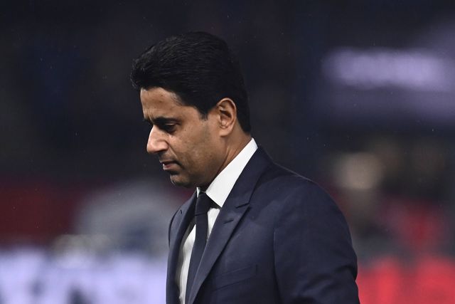 Nasser Al-Khelaifi, presidente do PSG, olha para baixo