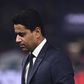 Nasser Al-Khelaifi, presidente do PSG, olha para baixo