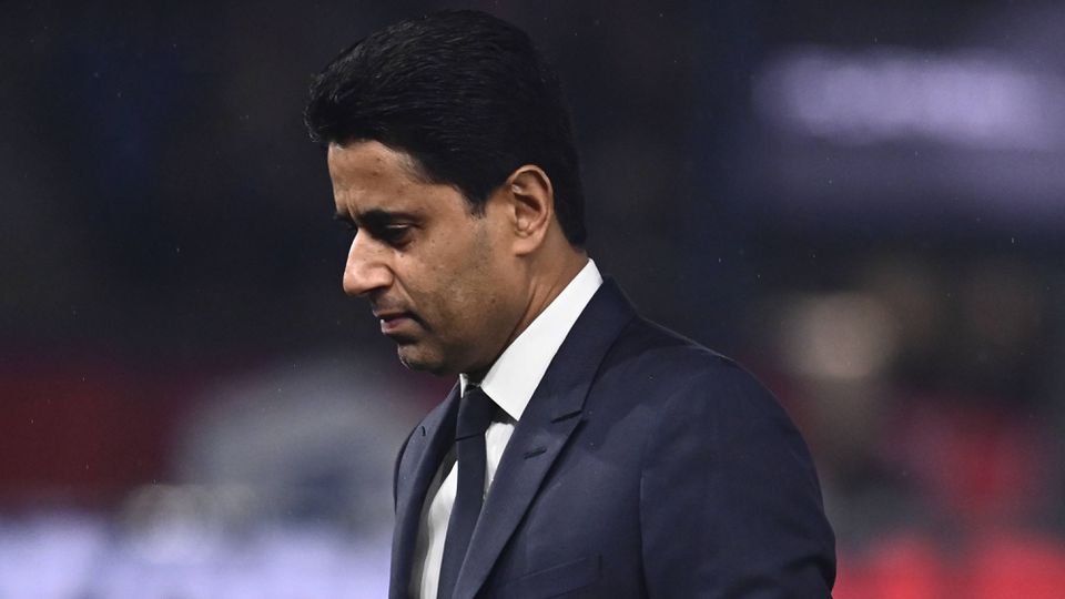 Nasser Al-Khelaifi, presidente do PSG, olha para baixo