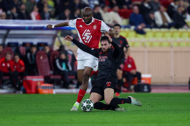«Os árbitros são primos do Carreras»: Nasri critica expulsão no Mónaco-Benfica