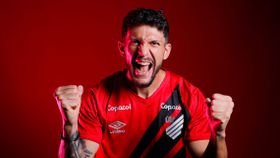 Mercado oficial: central formado no Sporting troca de clube no Brasil