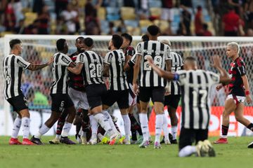 Agressões, expulsões e um dente partido no Flamengo-Botafogo (vídeos)