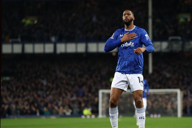 Beto festeja golo do Everton frente ao Liverpool