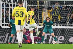 Dzeko estava no sítio certo para dobrar a vantagem do Fenerbahçe (vídeo)