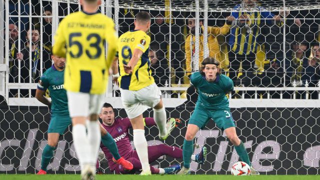 Dzeko estava no sítio certo para dobrar a vantagem do Fenerbahçe (vídeo)