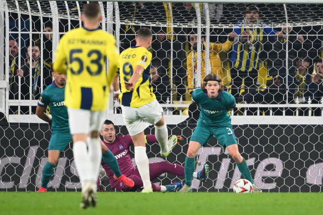 Dzeko estava no sítio certo para dobrar a vantagem do Fenerbahçe (vídeo)