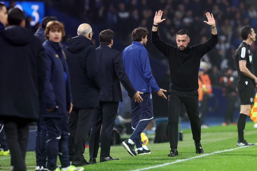 Farioli no jogo com o Sporting, com Mora à espreita... - Foto: Catarina Morais/Kapta+