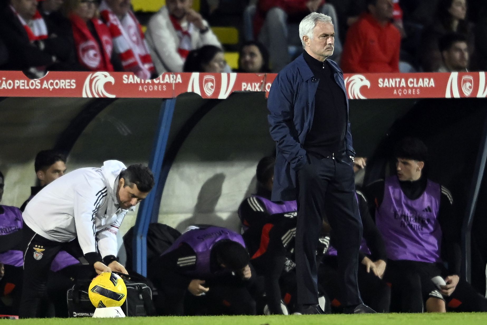 Mourinho queixou-se da arbitragem do jogo entre Santa Clara e Benfica — Foto: Miguel Lemos/Kapta+