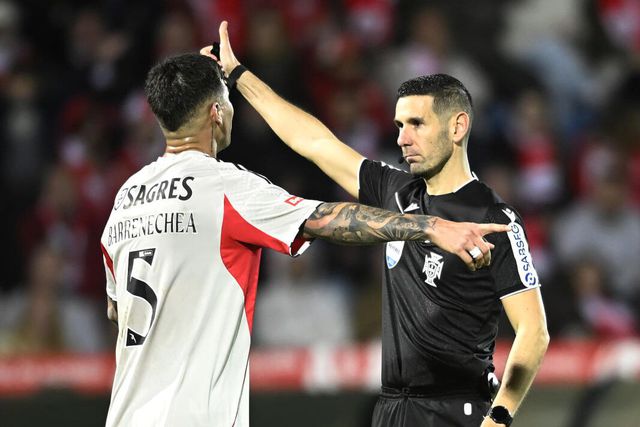 O árbitro António Nobre em ação no Santa Clara-Benfica (foto: Miguel Lemos/Kapta+)