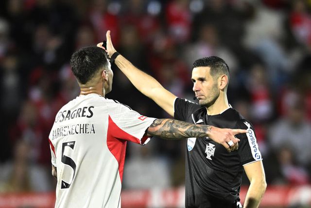 O árbitro António Nobre em ação no Santa Clara-Benfica (foto: Miguel Lemos/Kapta+)