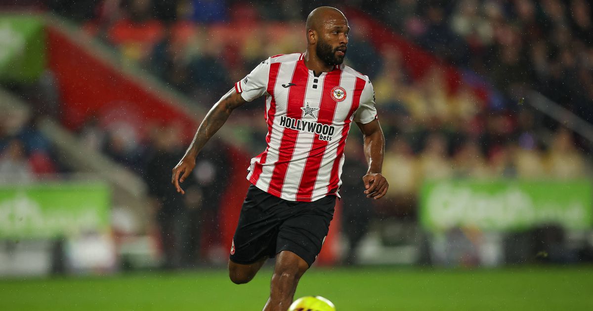 Oficial: fez história na Premier League e renova contrato com o Brentford