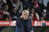 Mourinho dá indicações à equipa no jogo com o Santa Clara, em São Miguel — Foto: Miguel Lemos/Kapta+