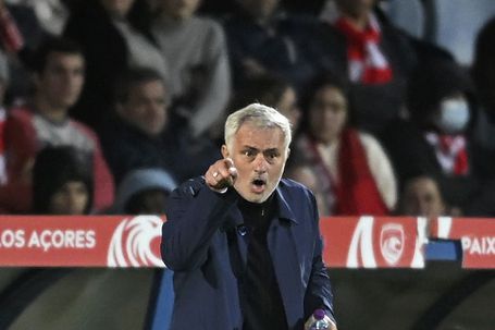 Mourinho dá indicações à equipa no jogo com o Santa Clara, em São Miguel — Foto: Miguel Lemos/Kapta+