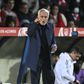 Mourinho dá indicações à equipa no jogo com o Santa Clara, em São Miguel — Foto: Miguel Lemos/Kapta+