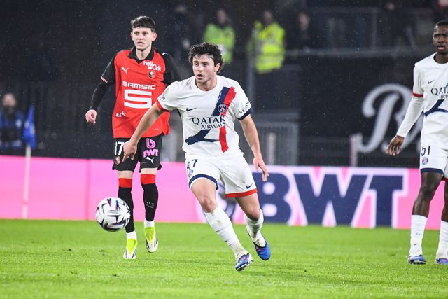 João Neves em ação pelos parisienses diante do Rennes