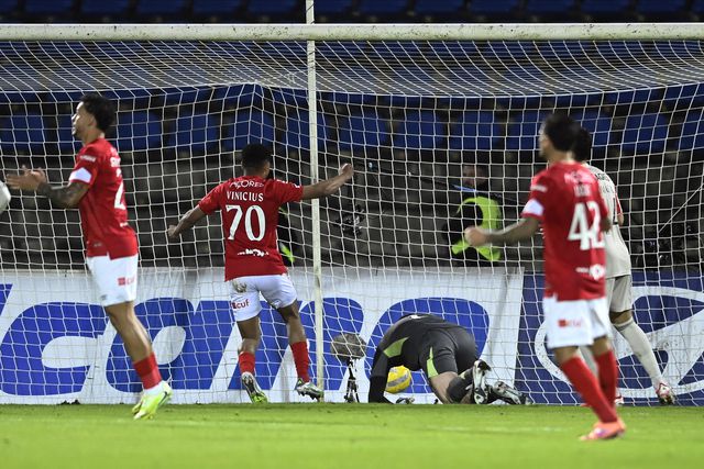 Santa Clara festeja golo após Trubin deixar passar a bola entre as pernas. Foto Miguel Lemos/Kapta+