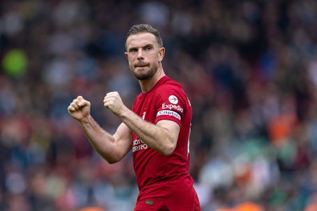 Henderson com a braçadeira de capitão do Liverpool