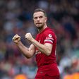 Henderson com a braçadeira de capitão do Liverpool